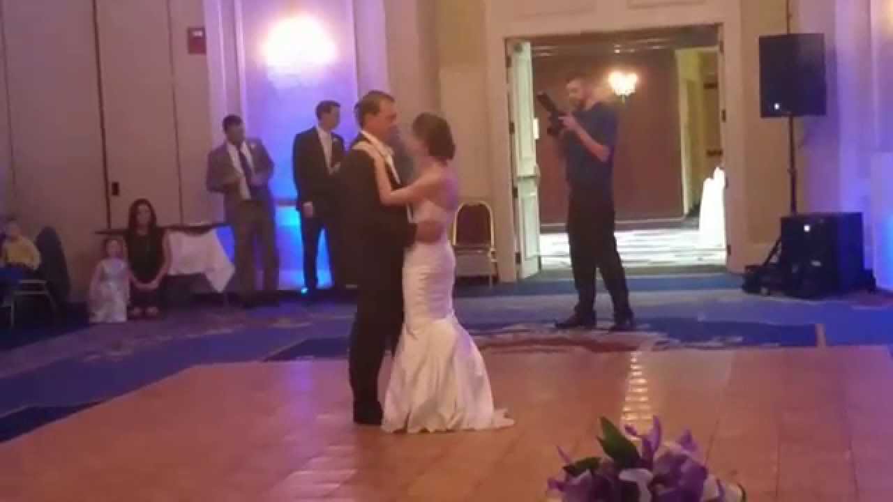 Video: Isä yllätti tyttärensä erilaisella ”tanssilla” tyttären häissä