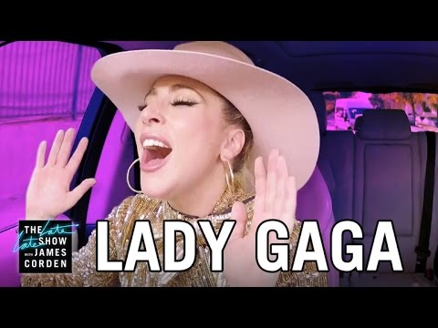Video: Lady Gaga hurmaa äänellään autokaraokessa – James Corden huvittaa pukeutumalla Gagan asuihin