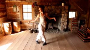 Video: Nainen tanssi irkkutanssia räpin tahtiin