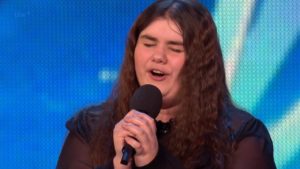 Video: Pelokas nainen yllättää upealla laulullaan kykyjenetsintäohjelmassa