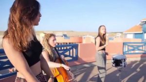 Video: Tyttötrion uskomaton mashup-esitys