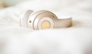 headphones-2577150_640