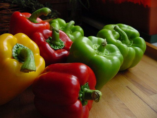 red-green-yellow-peppers-on-1329795-640×480