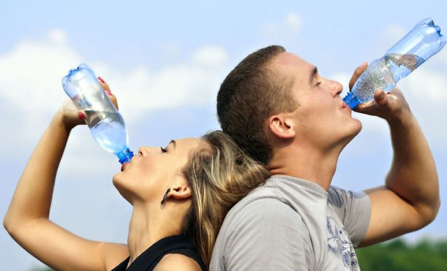 Free image/jpeg Resolution: 1980×1200, File size: 459Kb, Young couple drinks water from plastic bottles