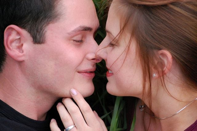 young-couple-kissing-in-the-gras-1-1310763-639×424 (1)