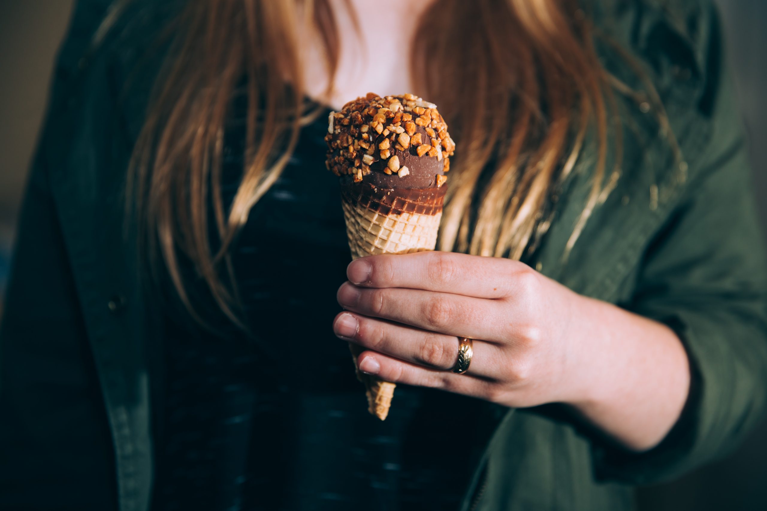 hand-woman-photography-portrait-food-darkness-34734-pxhere.com