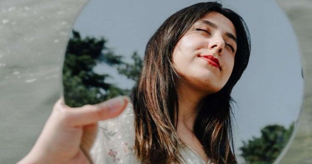 tummahiuksinen-nainen