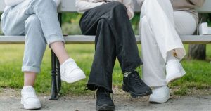 istua-jalat-ristissa