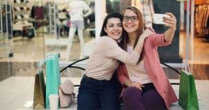 kaksi-naista-ottaa-selfien