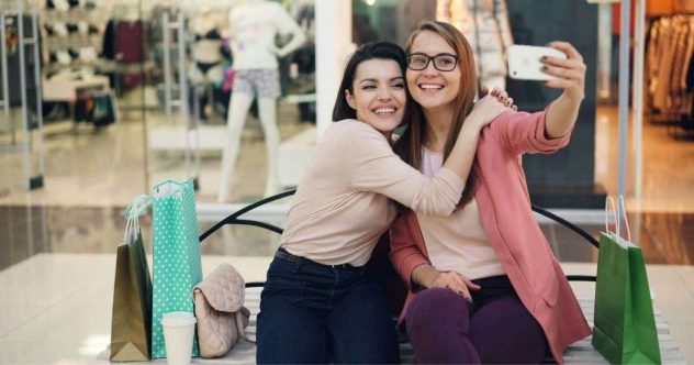 kaksi-naista-ottaa-selfien