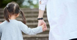 lapsi-ja-aiti-kavelee-kasikkain