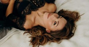 nainen-makaa-sangylla