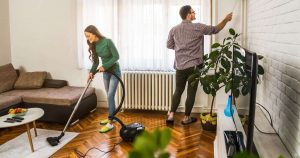 pariskunta-siivoaa-yhdessa