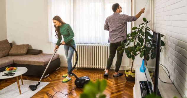 pariskunta-siivoaa-yhdessa