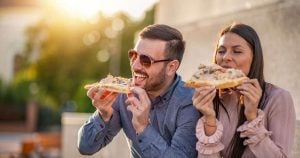 pariskunta-syo-pizzaa