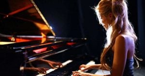 nainen-soittaa-pianoa