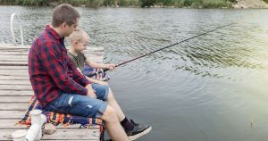 mies-ja-poika-kalastaa